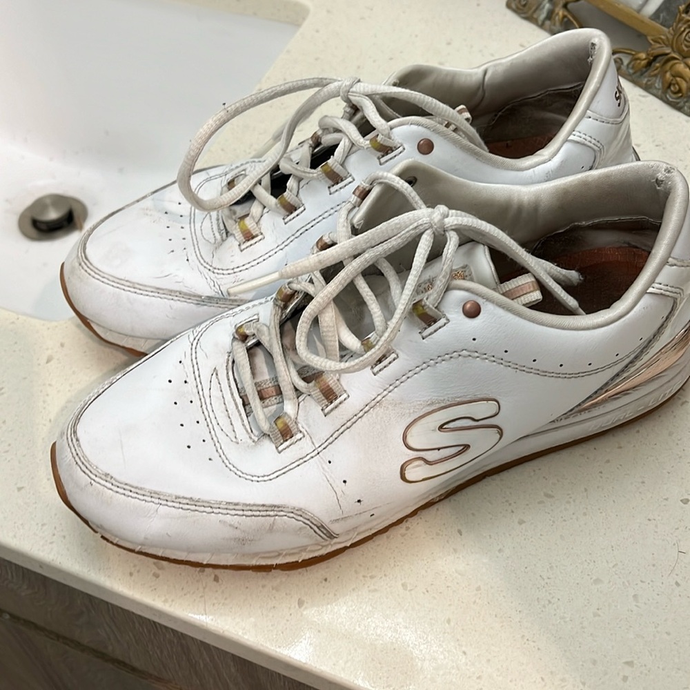 Sketchers pink and white tennis shoes size 7